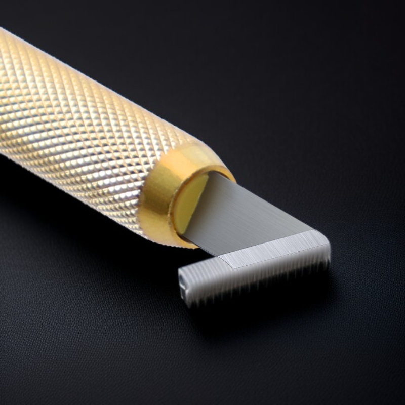 Comfortable grip carving utility knife