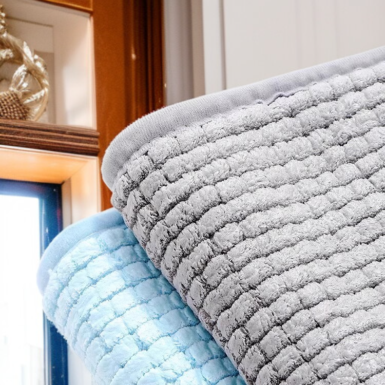 سجادة ناعمة بجانب السرير من الشنيل