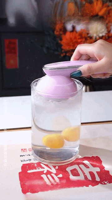 ワンタッチで毛玉を除去する様子