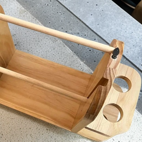 실이 여러 개 꽂혀 있는 뜨개질 실꽂이