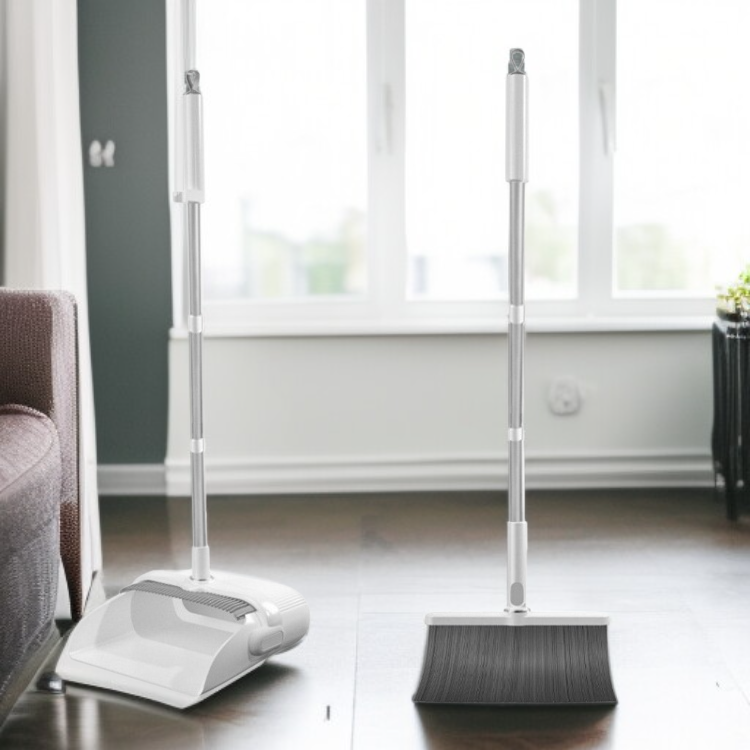 掃除後の清潔な部屋とほうきセット