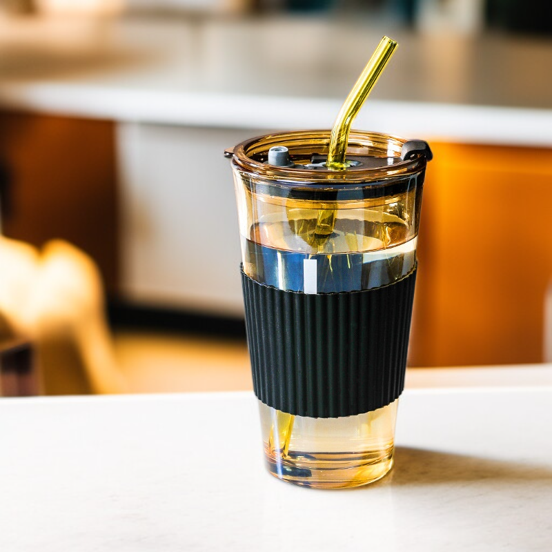 niedlicher Saftgetränkebecher