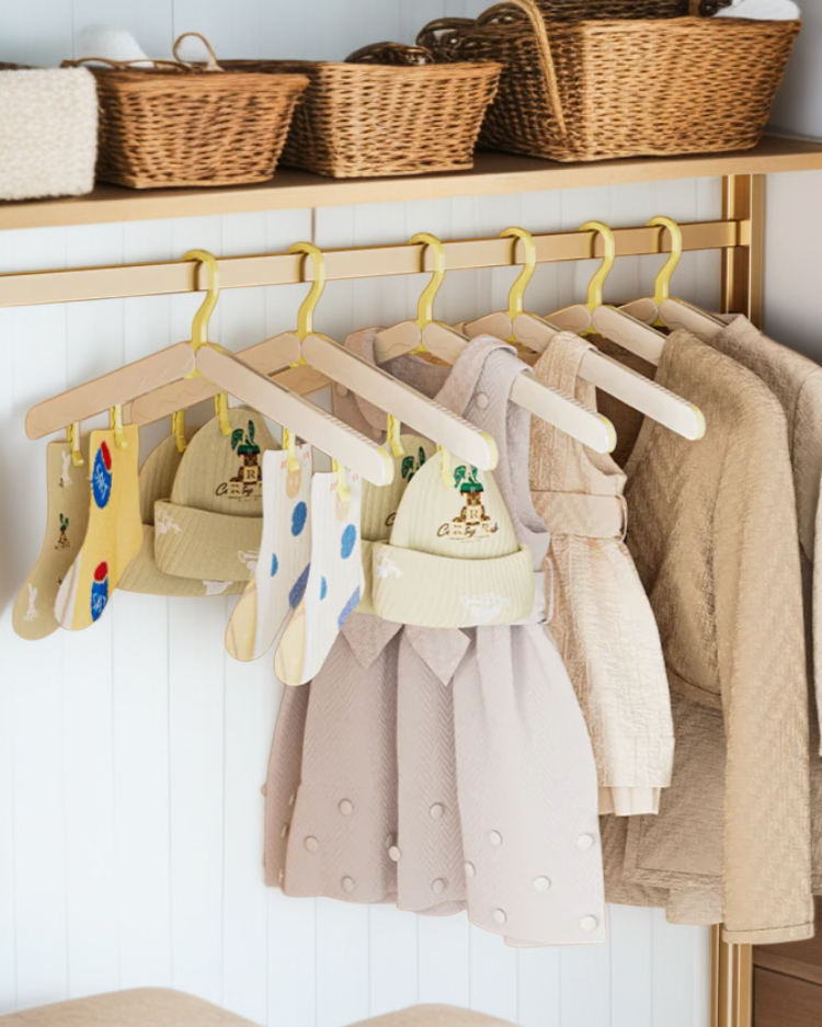 여러 종류 옷을 동시에 건조하는 모습