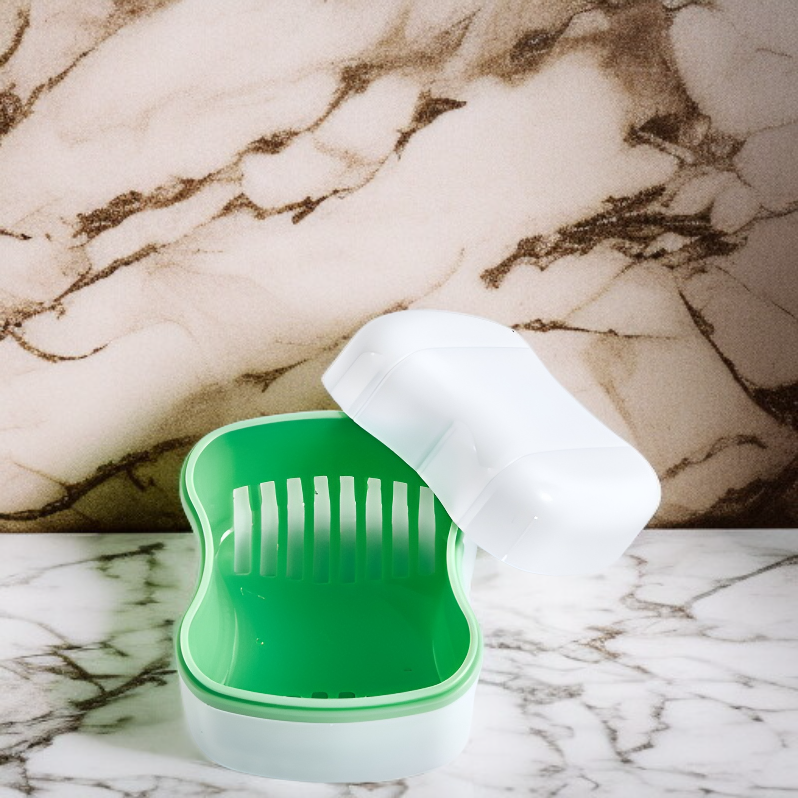 フィルター付き義歯ケースのフタを開けた状態