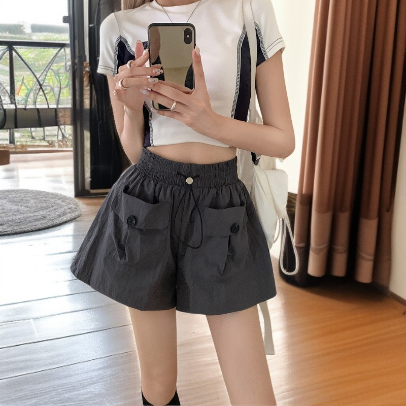 おしゃれな薄手レディースパンツ後ろ姿