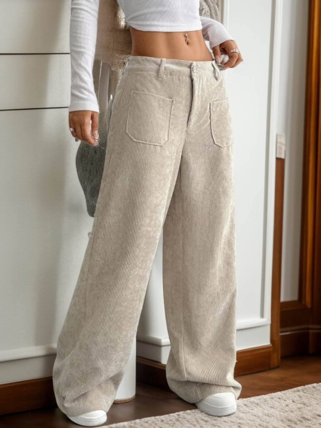 ストライプ柄が際立つワイドパンツのディテール