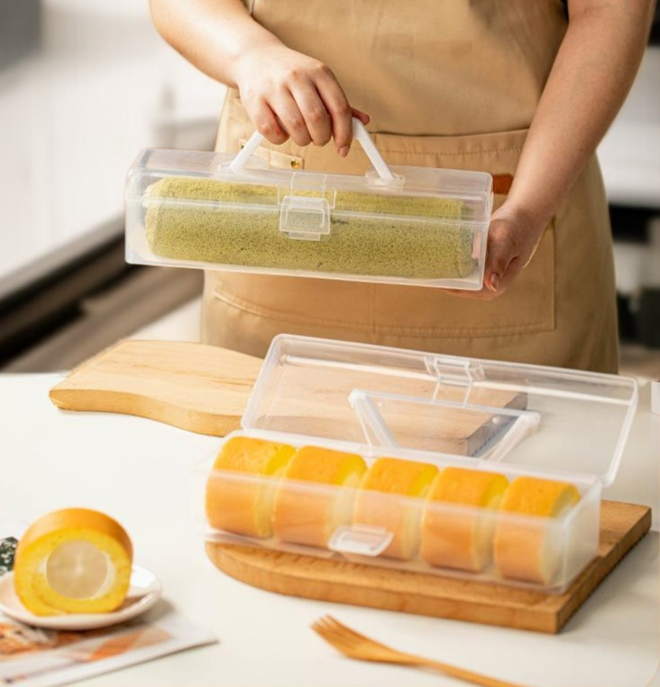 손에 들고 있는 케이크 포장함