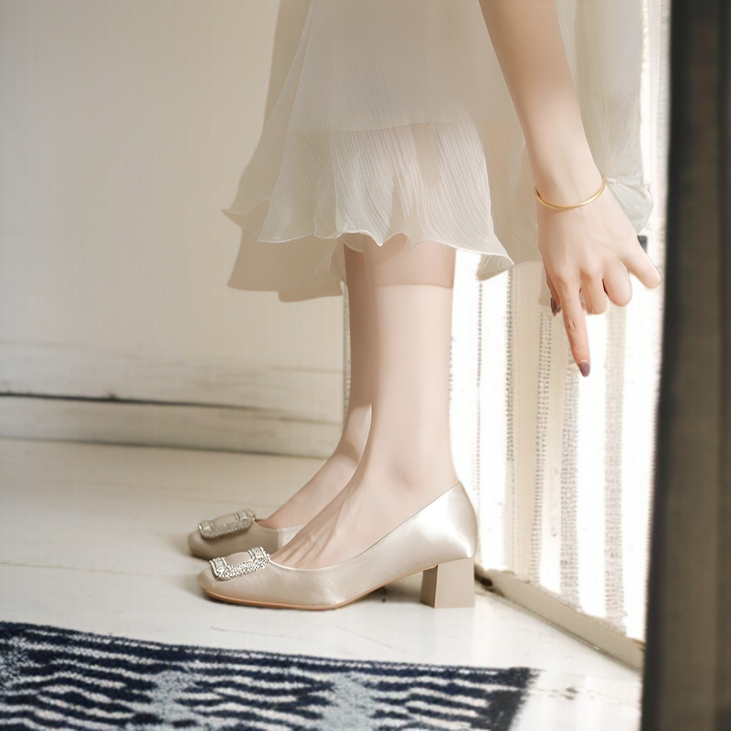 外出用のお揃いのスカートとサンダル、美しいハイヒール、太いヒール、女性用ハイヒール、シープスキンパッドハイヒール、スクエアトゥの無地ハイヒール、サテンのレディースシューズ