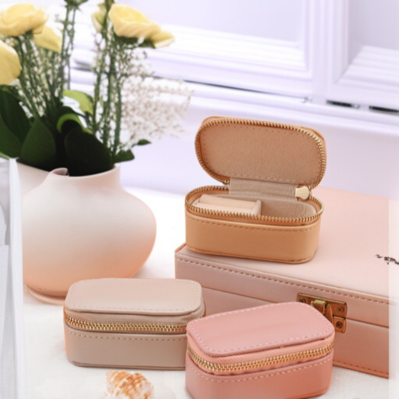 Lightweight luxurious jewelry box closed view