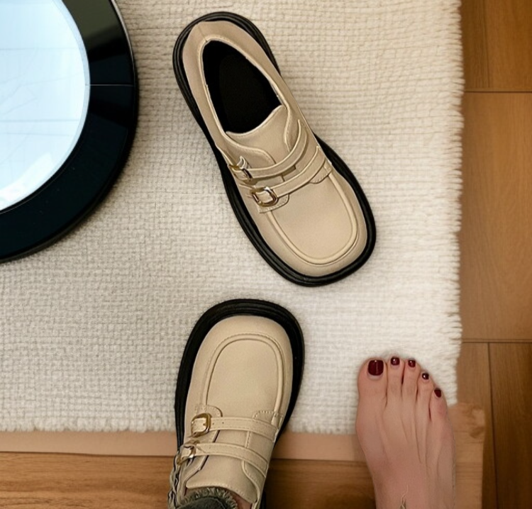 女性ファッションに合う厚底単一靴コーディネート例