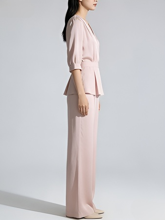 Raffinierter und eleganter Anzug mit Taillenbetonung