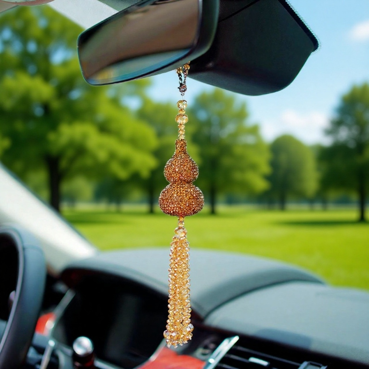 다이아몬드와 크리스털 장식이 돋보이는 고급스러운 호리병 펜던트