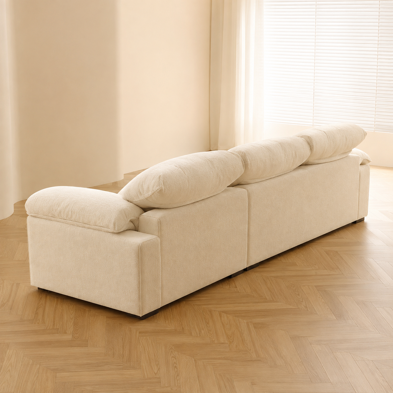 Elegantes Sofa in Creme mit voluminöser Wolkenoptik