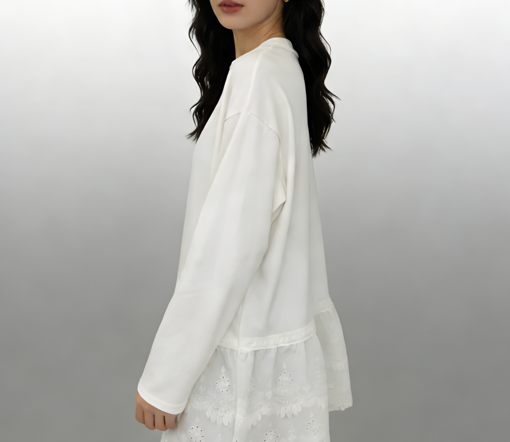 캐주얼한 데일리룩 연출 여성 레이스 밑단 스웨트셔츠