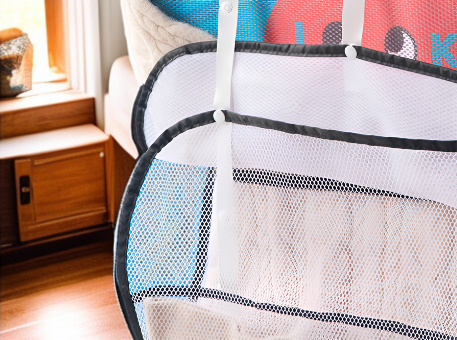 Swetry ułożone w siatce do przechowywania