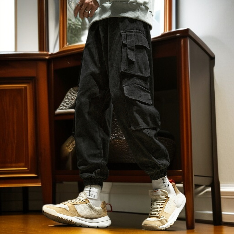 ドローストリング付き裾と複数のポケットを備えた、ゆったりとしたメンズカーゴパンツ
