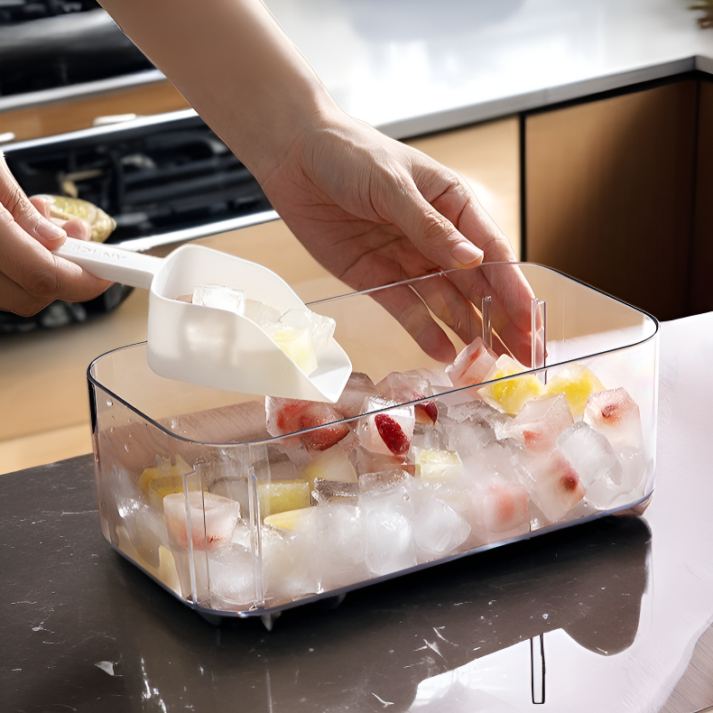 アイスキューブ型を押す