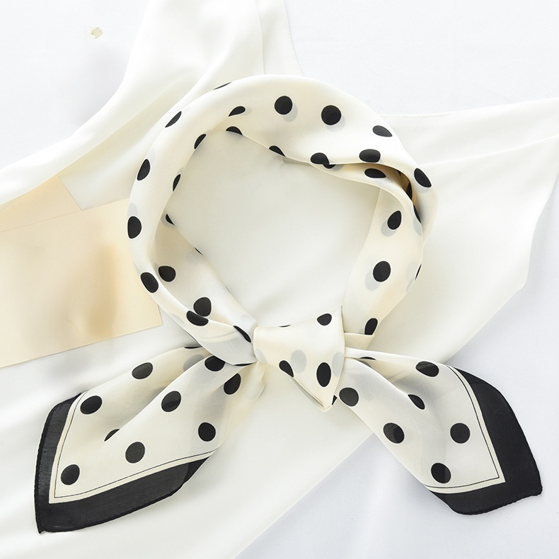 水玉模様のサテンスカーフ