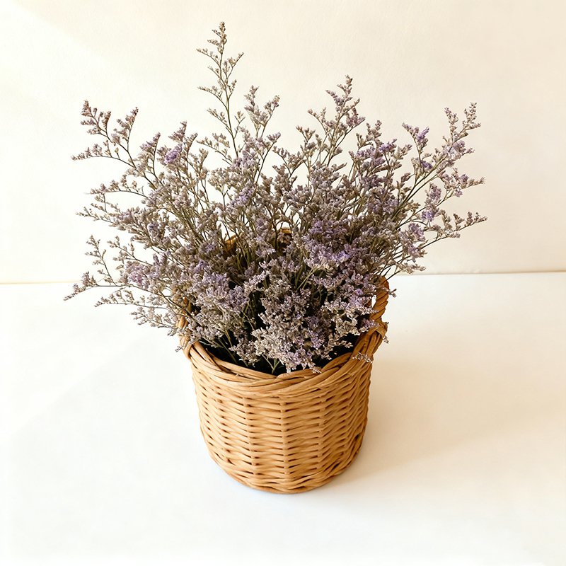 Aranjament floral în coș decorativ 