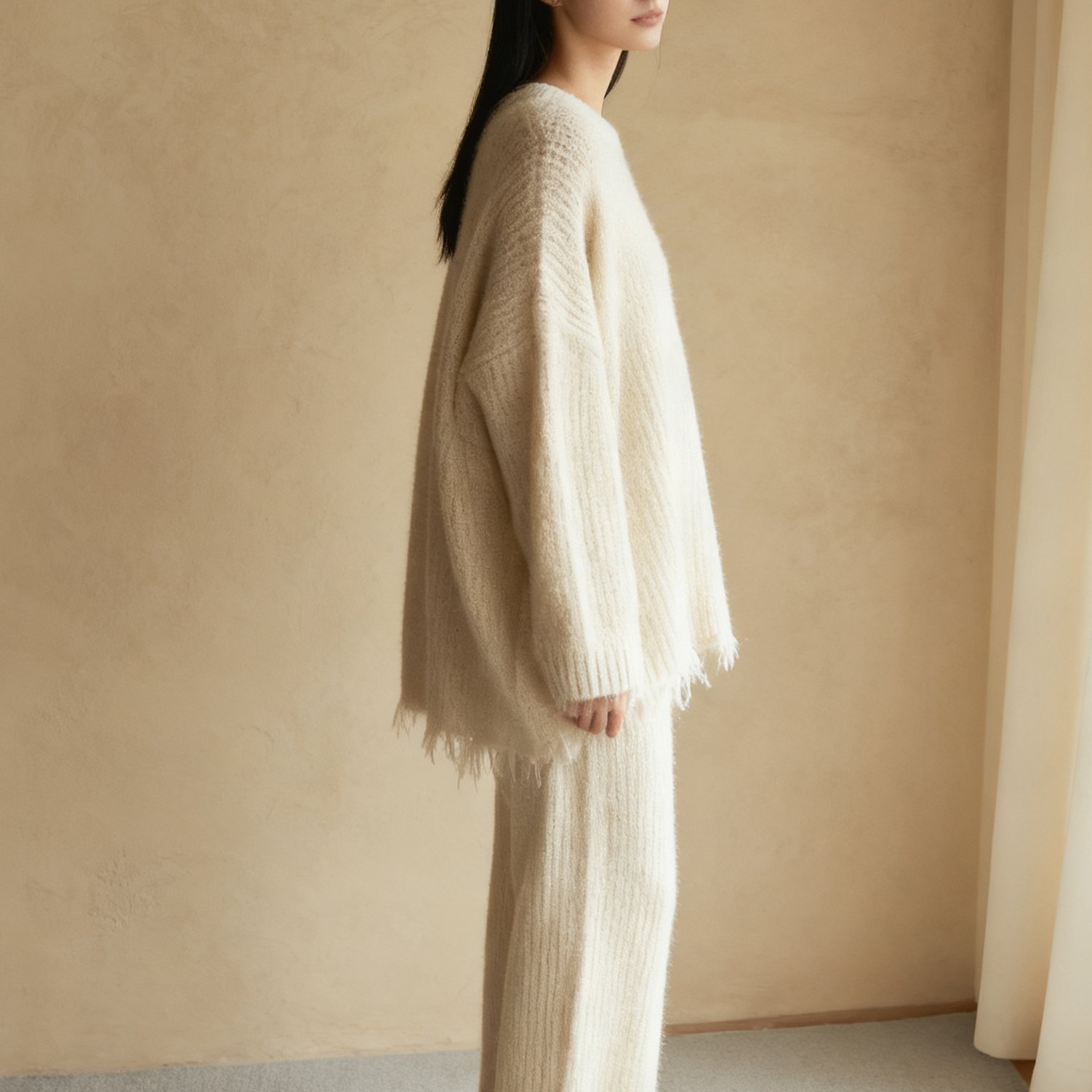 깔끔한 실루엣의 미니멀 니트 상세컷