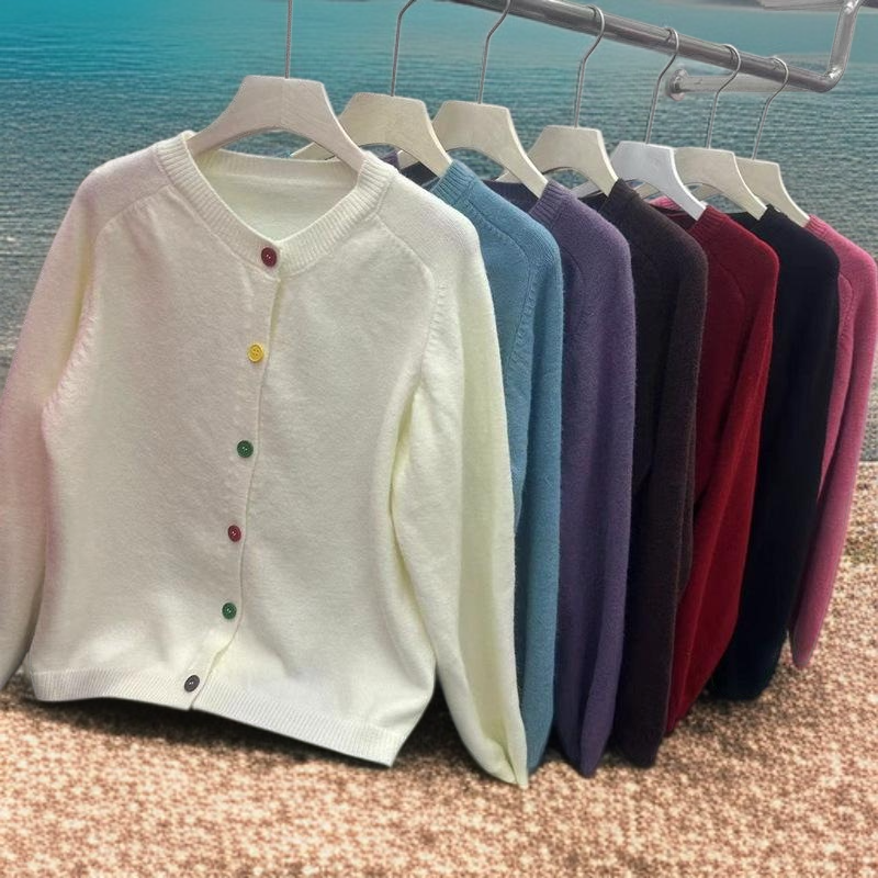年齢を感じさせないカラーボタンセーター