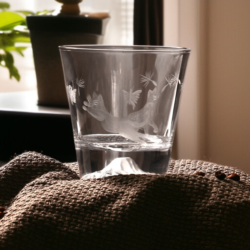 Szklanka z kotem w stylu japońskim i śnieżną Górą Fuji