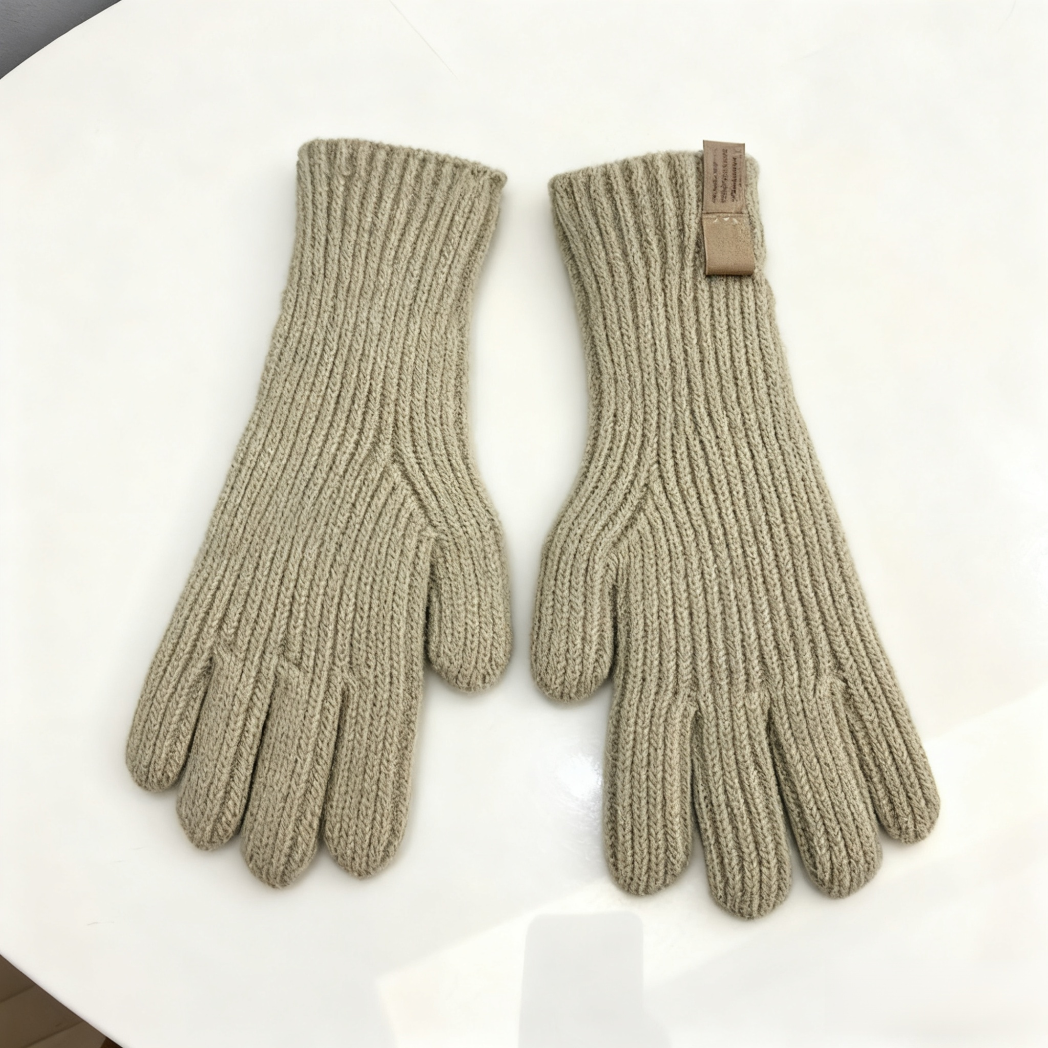 Korejská blogerka pletla dlouhé pětiprsté rukavice, internetová celebrita na podzim a v zimě