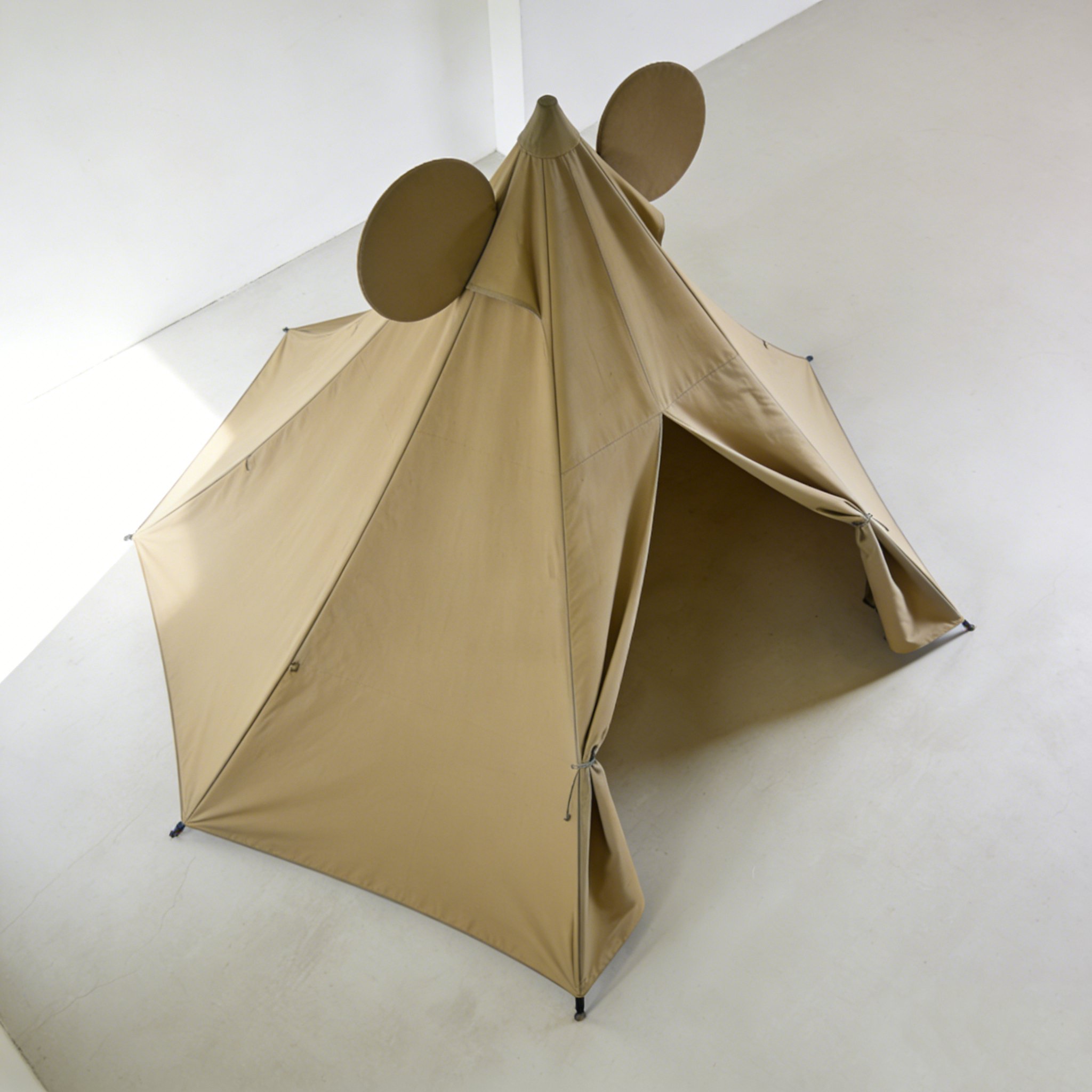 室内キッズテントで遊ぶ子供たち