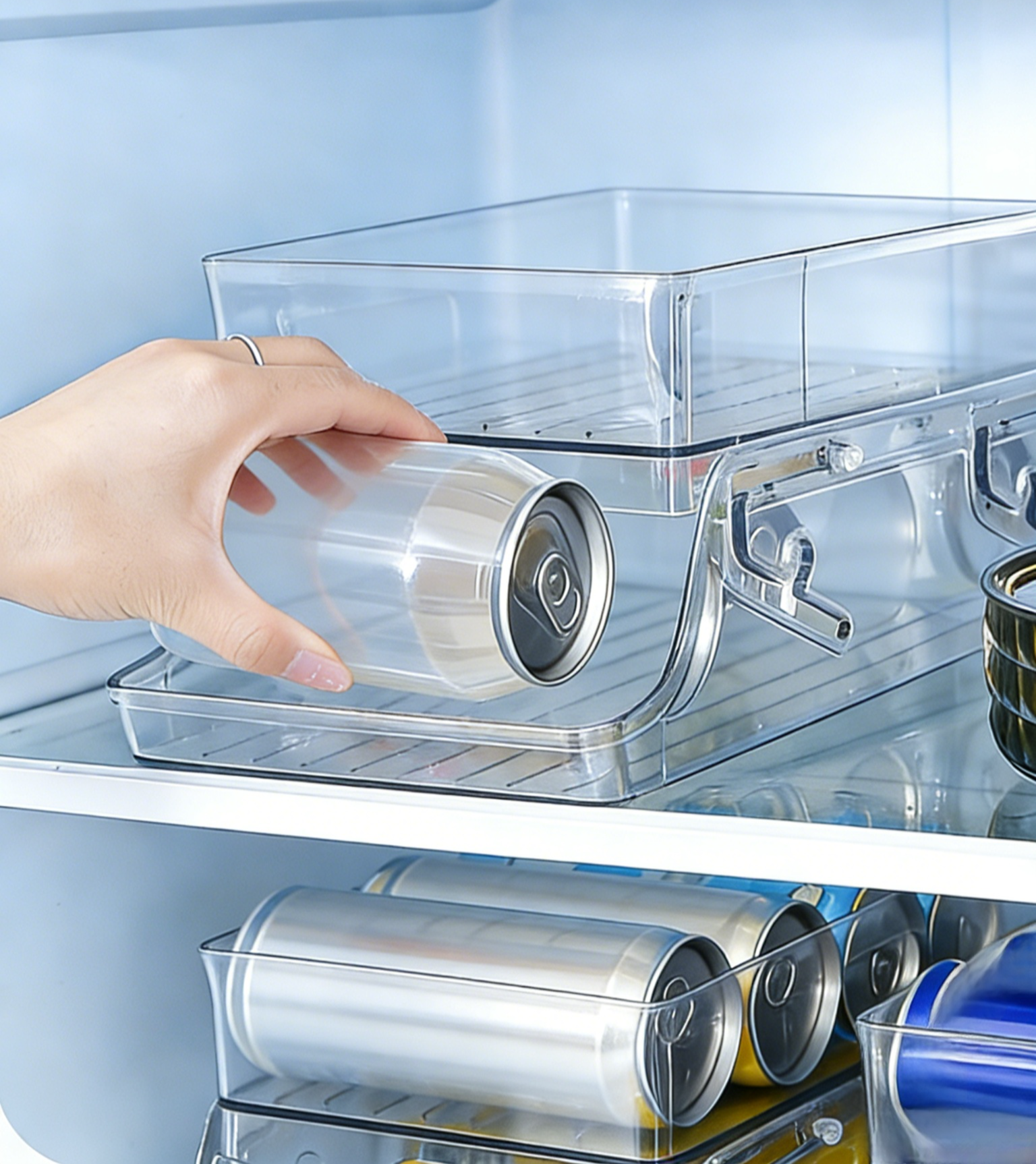 عرض رف المشروبات مع أكواب وزجاجات