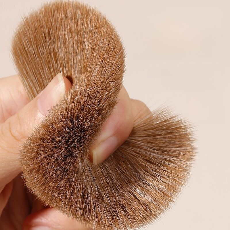 Fine-line makeup brush