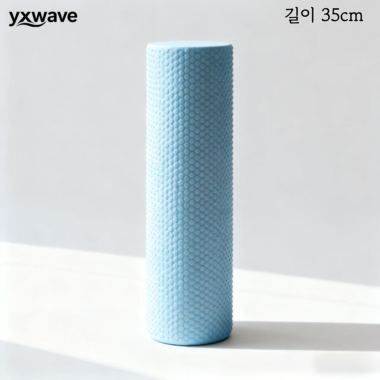 폼 롤러를 사용한 등 근육 스트레칭 장면