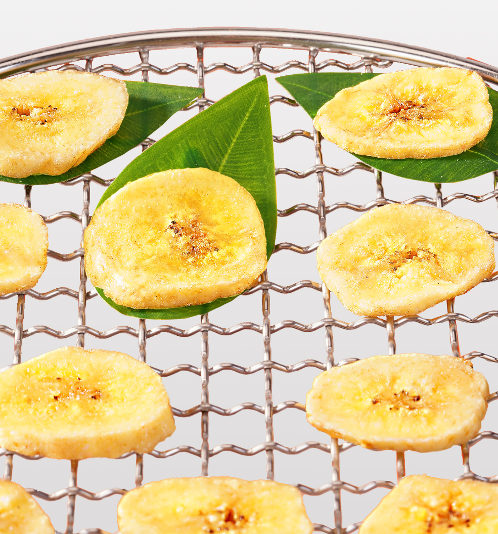 バナナチップスを手に持つイメージ写真