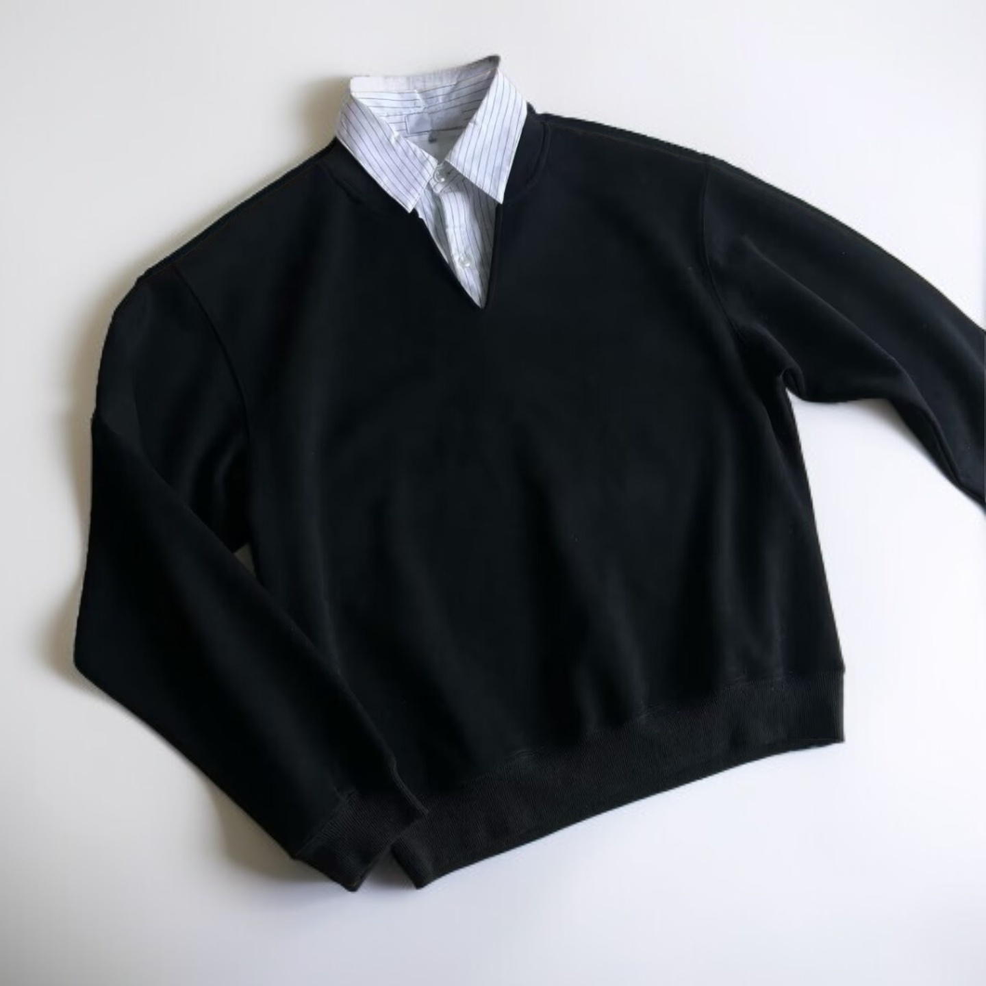 シャツカラー付きスウェットシャツの袖口デザイン