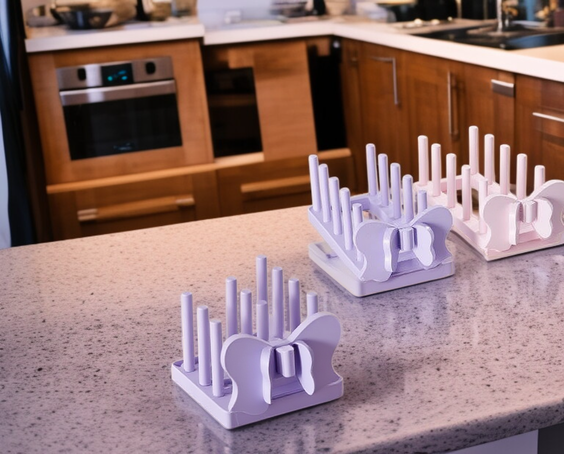 여러 개의 접시를 정리한 선반