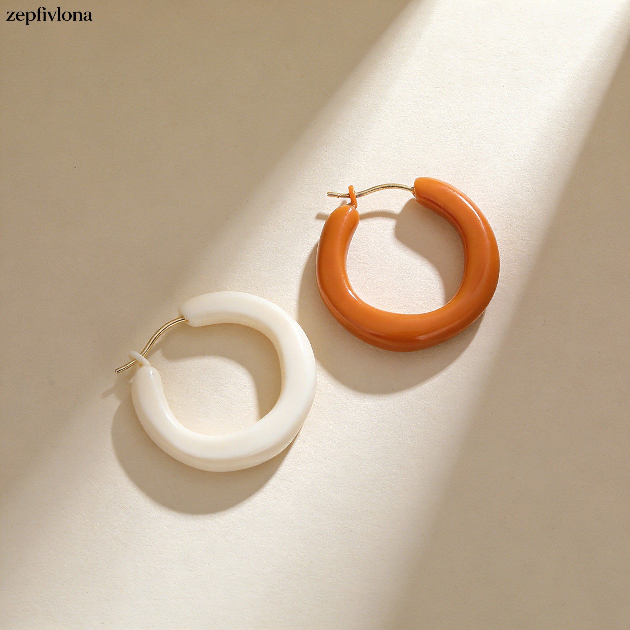 ミニマルなイヤリングの正面写真