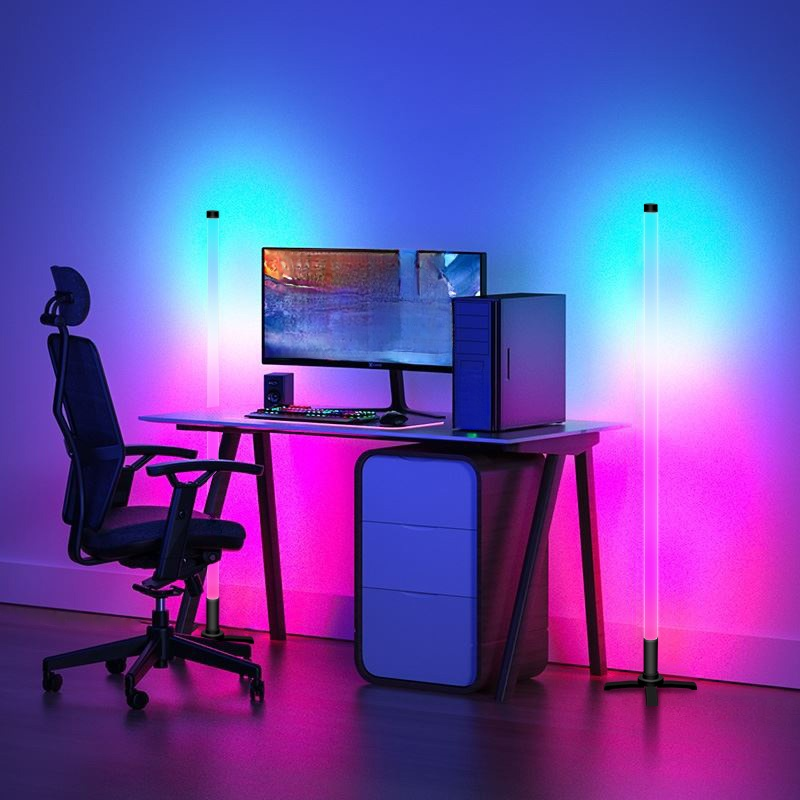 リビングルームのコーナーフロアランプ