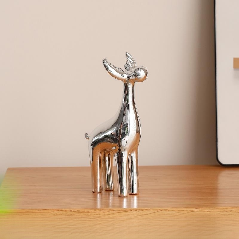 은색 세라믹 사슴 조각상