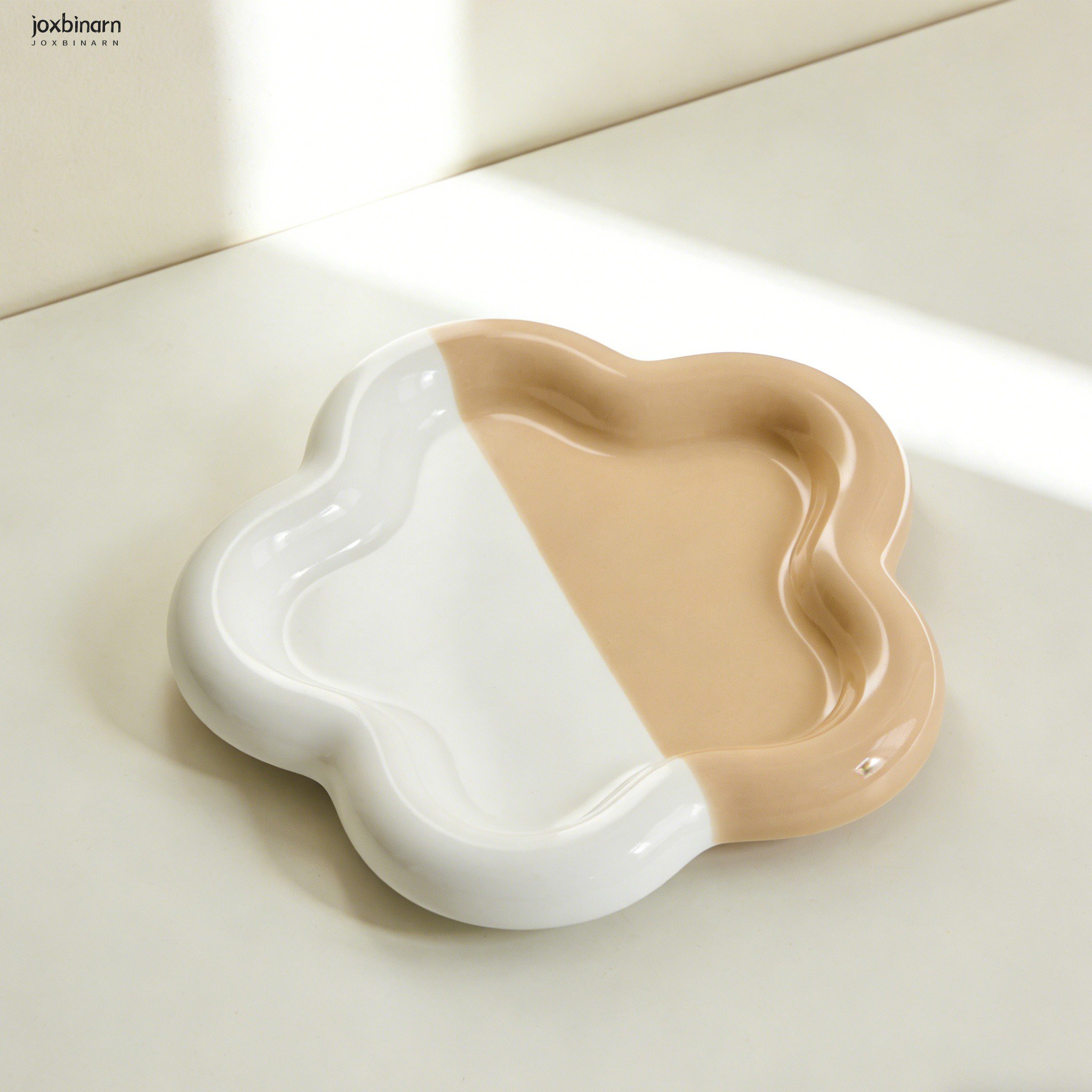 書類や文房具を収納した多機能デスクトレー