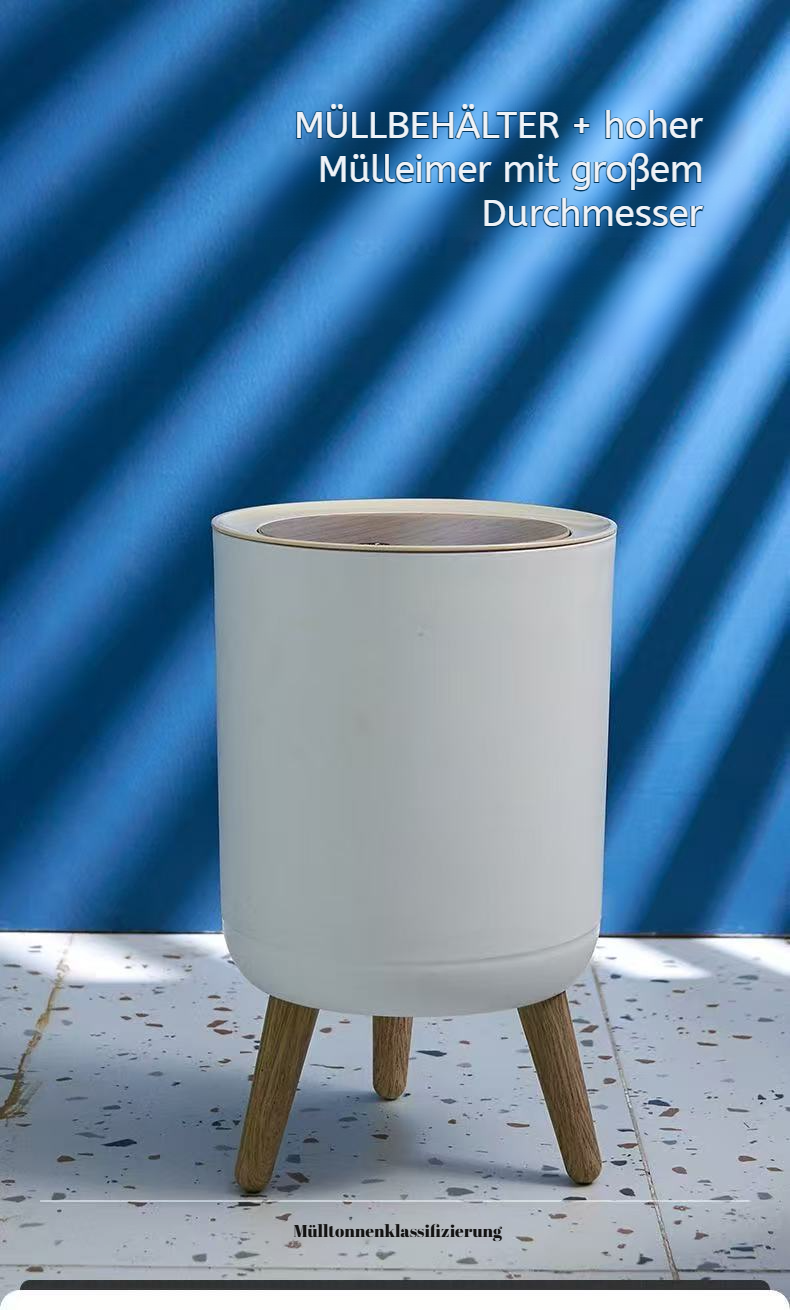 Hohe Holz-Mülltonne im modernen Wohnzimmer