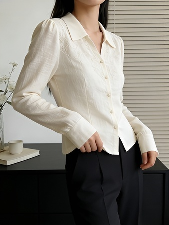 Tailliertes Hemd mit Stickerei und Reverskragen in beigefarbener Apricot