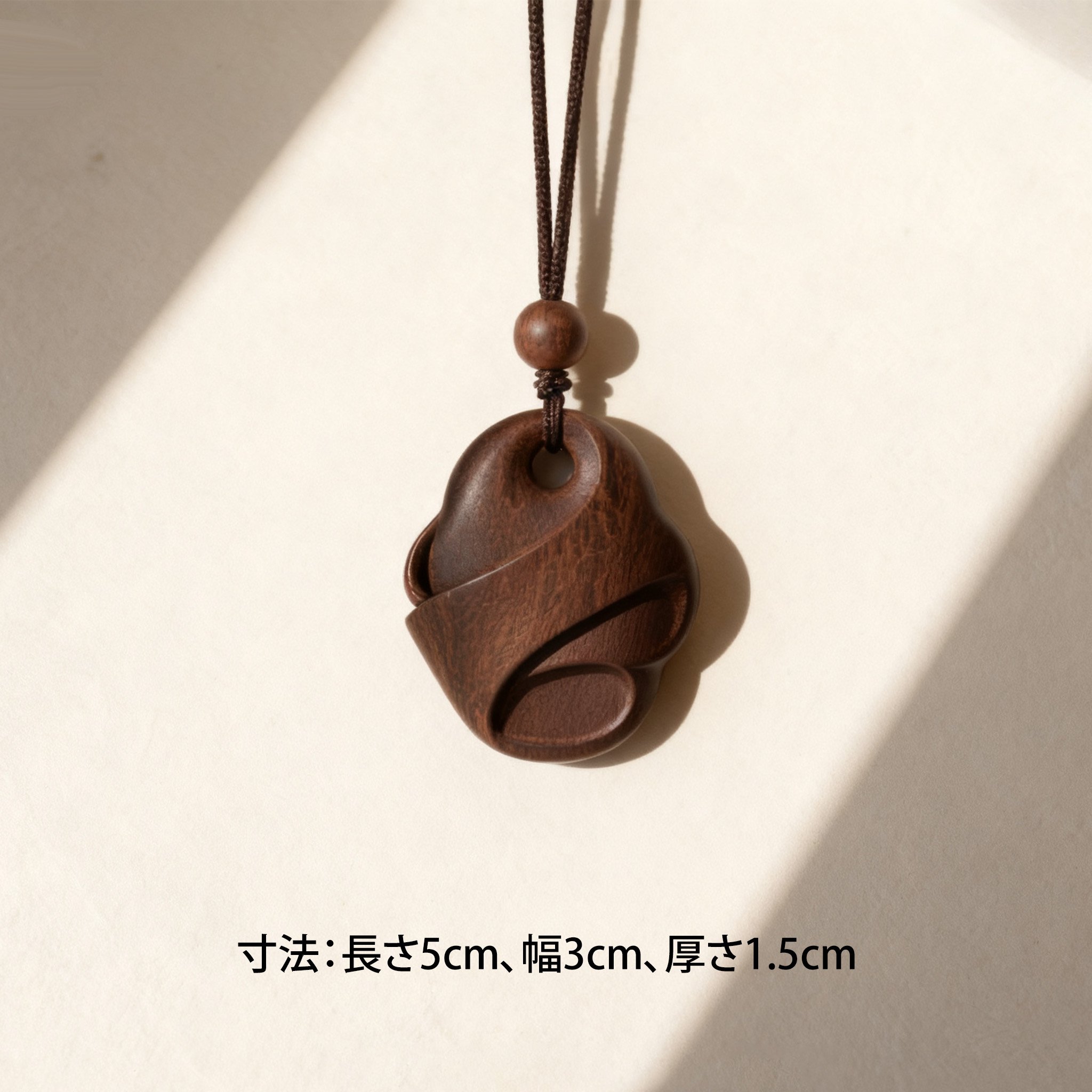 車内に飾った檀木吊り飾りのイメージ