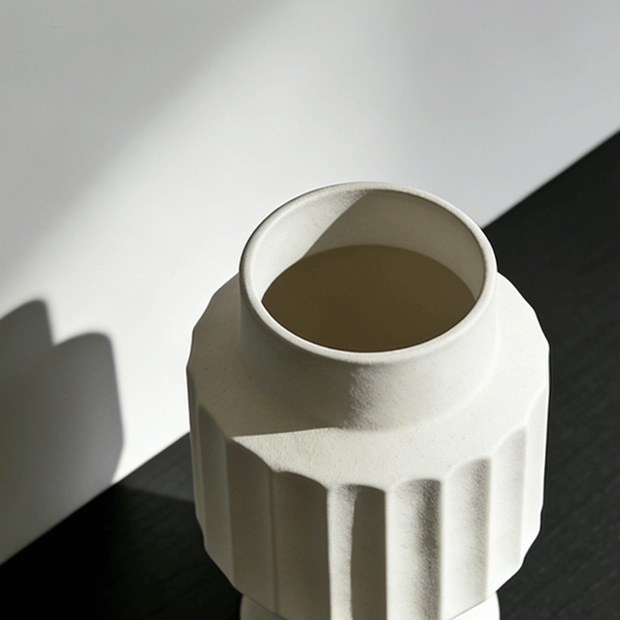 シンプルモダンな陶磁器の花瓶