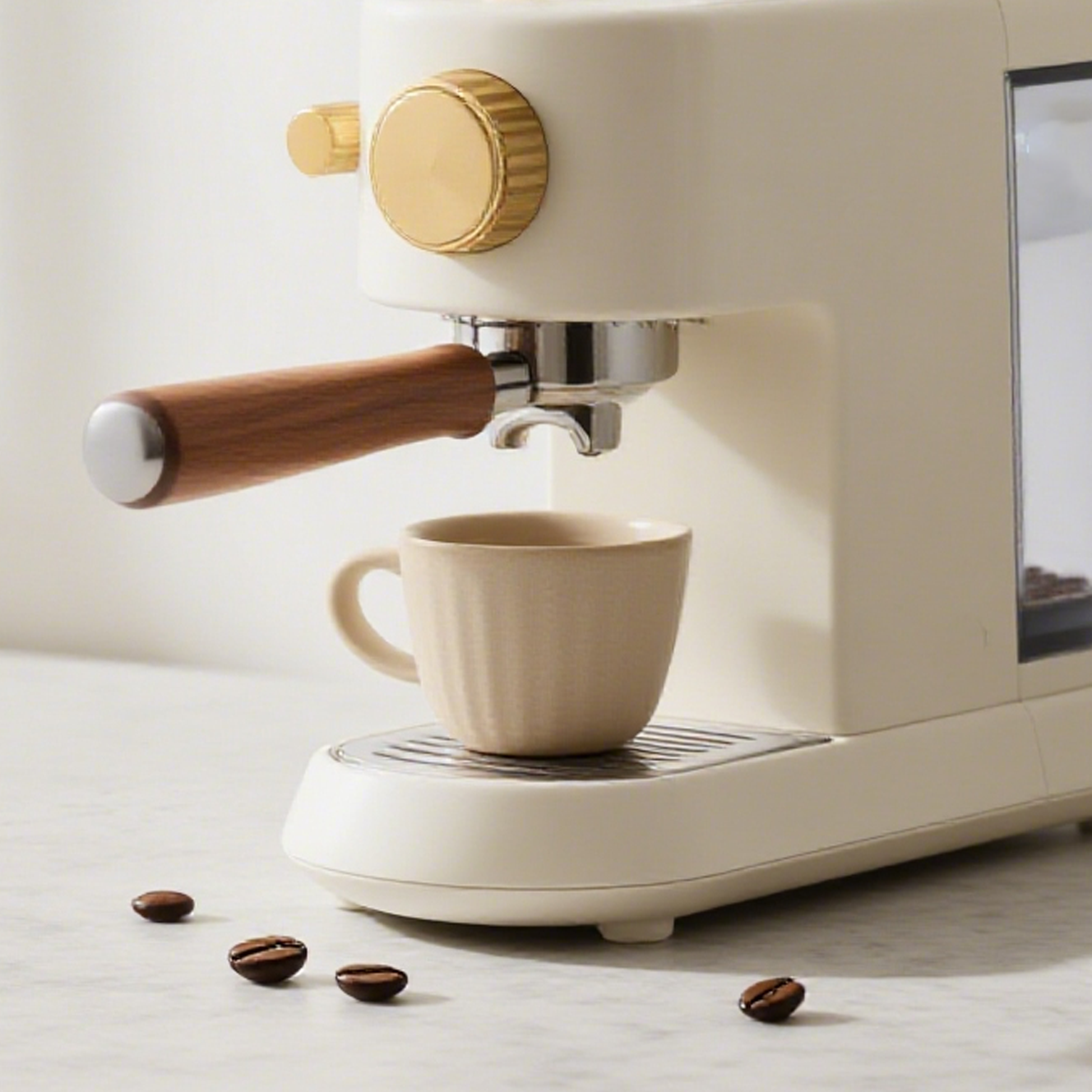 Cafetera espresso de acero inoxidable de alta presión en cocina moderna