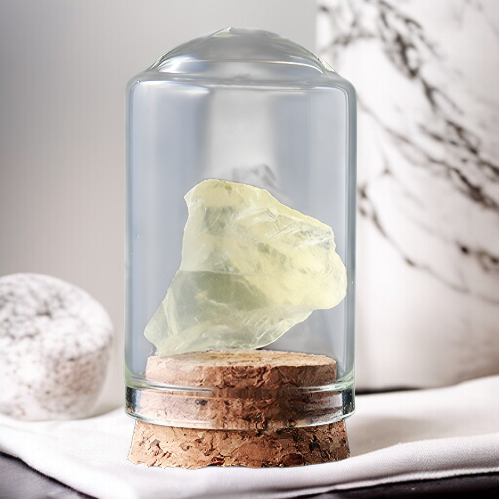 수정 원석이 들어있는 소원병 장식품 디테일