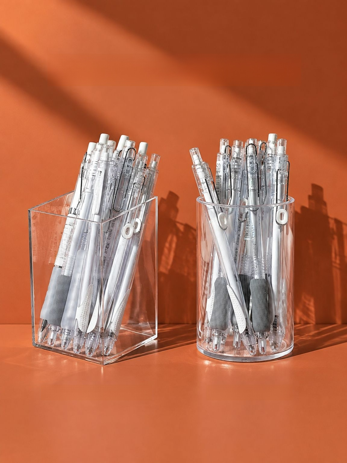 Organizador de escritorio con brochas de maquillaje dispuestas.