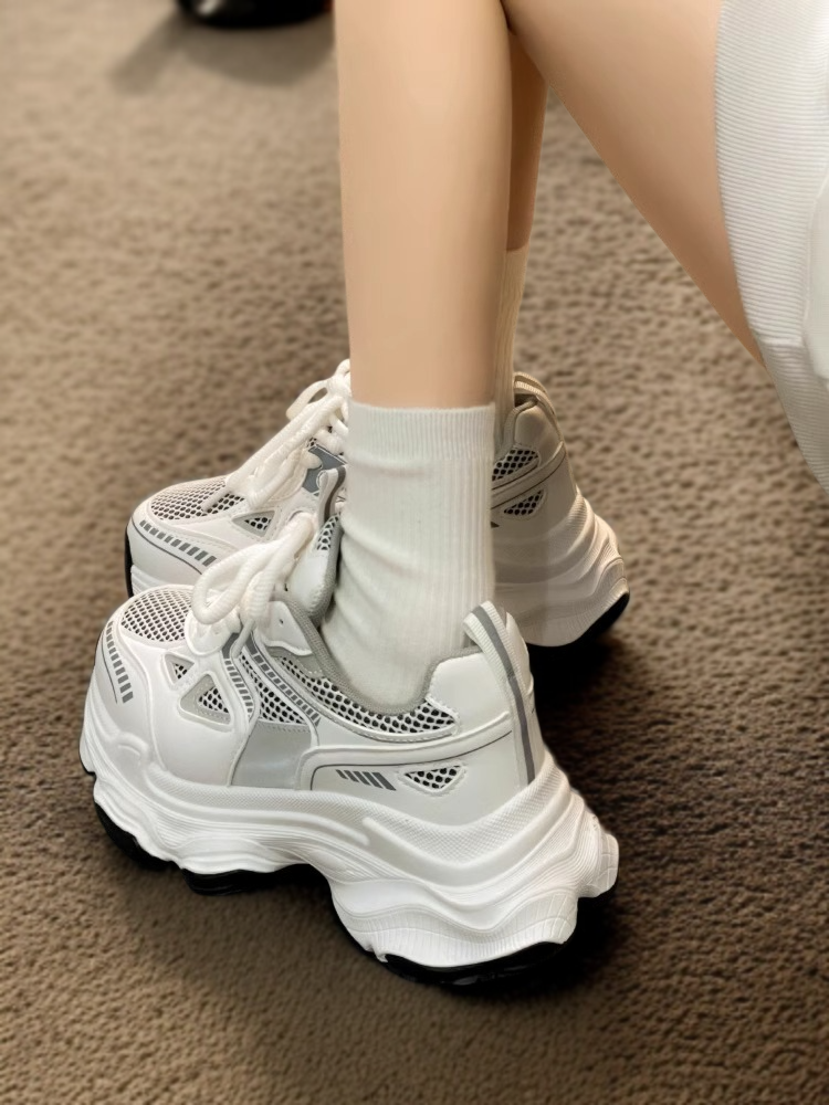 軽量で多用途な春夏レディーススニーカー