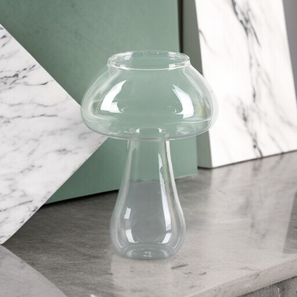 파티 테이블 위 유리 나선 빨대 컵