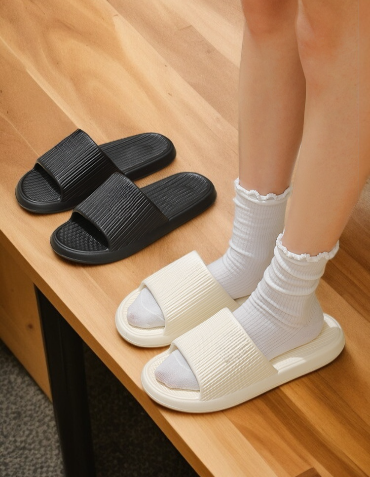 트렌디한 디자인의 여성 실내 슬리퍼