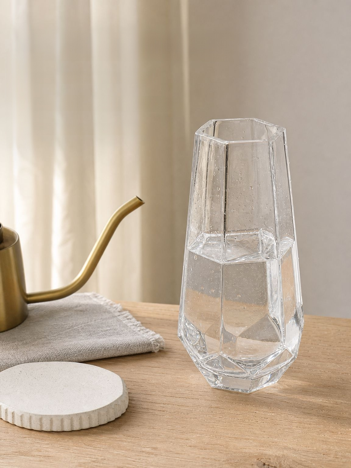 Elegante Vase aus Glas als Tischdekoration