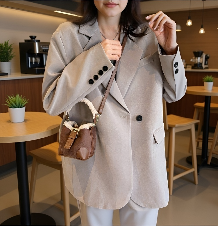 女性が持ったミニバイカラーボアバケットバッグ着用イメージ